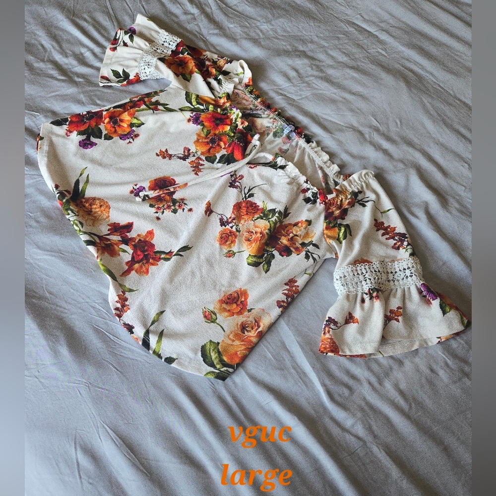 Cropped floral off the shoulder shirt.